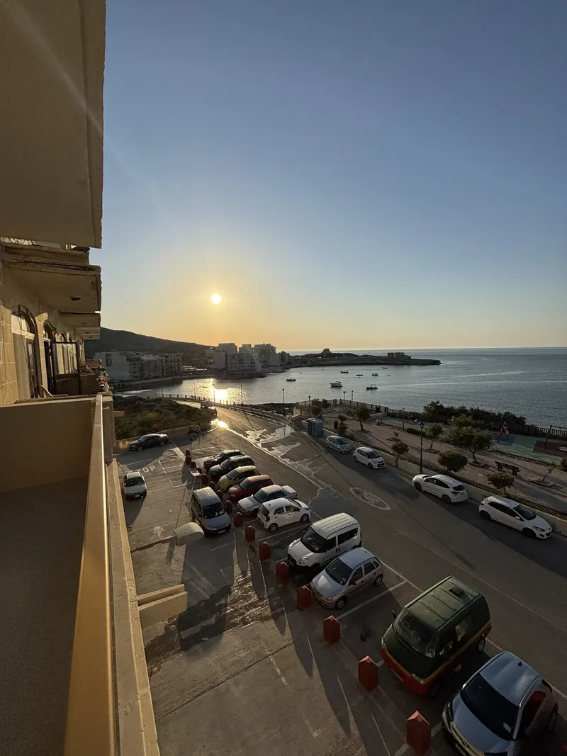 Az apartman erkélye, előtte a naplementébe forduló marsalforni part