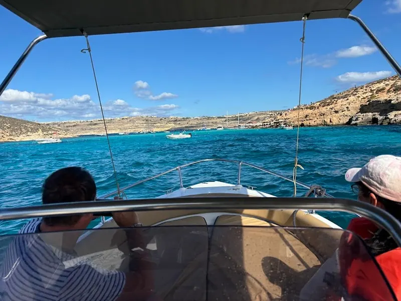 Hajóval Comino barlangjai felé