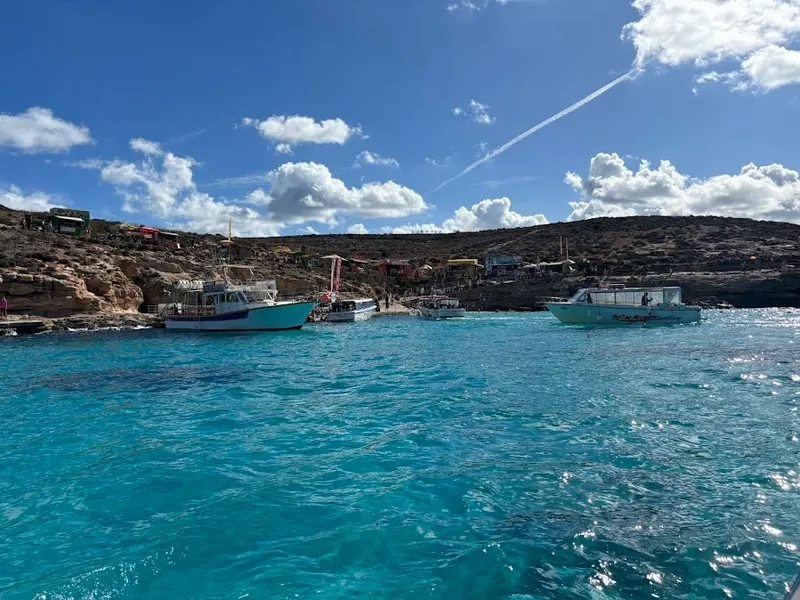 Comino sziklás partja horgonyzó hajókkal