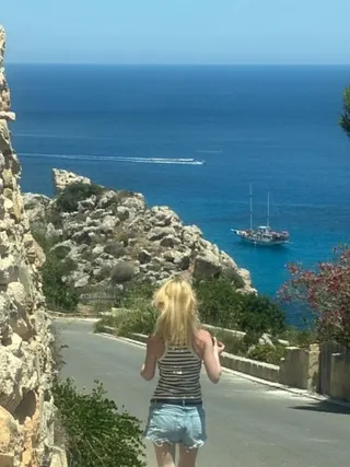 Vendégünk útban a gozói Daħlet Qorrot-öböl felé, lent a kék tenger