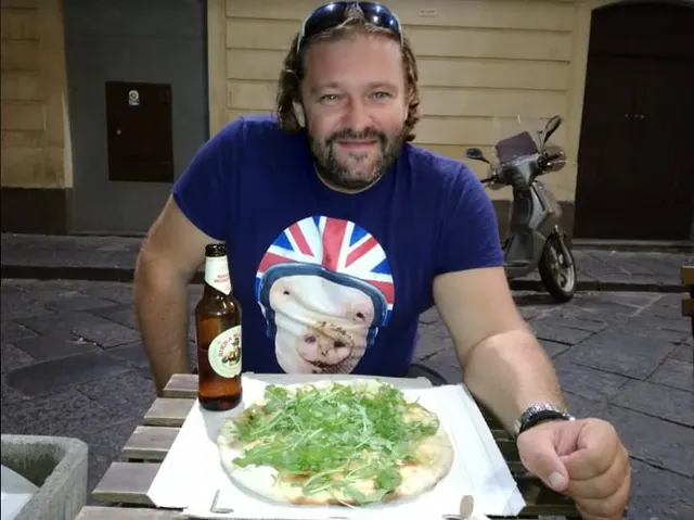 George egy frissen sült gozói ftirával