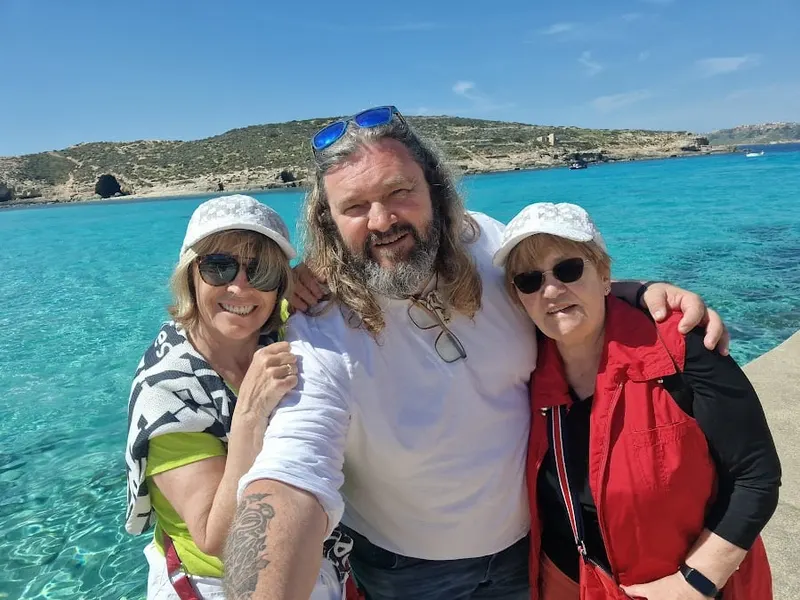 George két különösen kedves Vendégével a Kék Lagúnánál: Édesanyjával és Édesanyja barátnőjével, Évivel