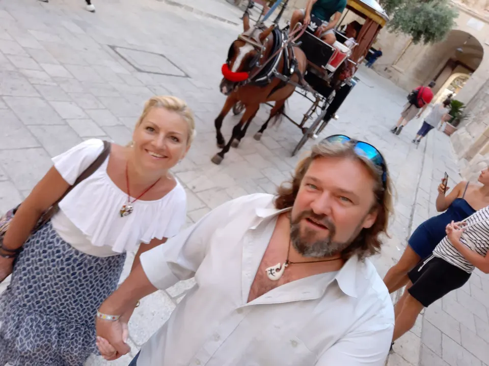 George és Mariann kéz a kézben egy máltai óvárosi utcán