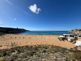 Golden Bay aranyszínű homokos strandja Málta északnyugati partján