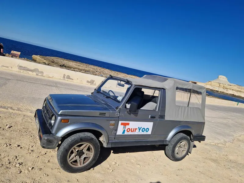 4×4-es terepjáró a gozói Xwejni-öböl sólepárlóinál