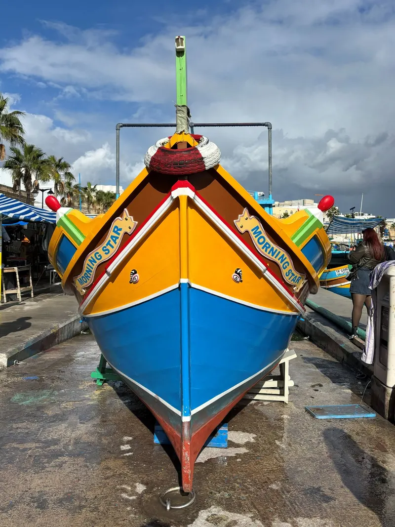 Színes luzzu halászcsónak orra Marsaxlokk kikötőjében