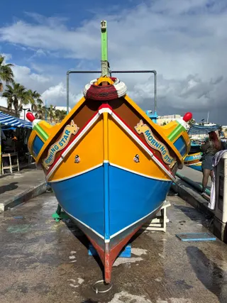 Színes luzzu halászcsónak orra Marsaxlokk kikötőjében