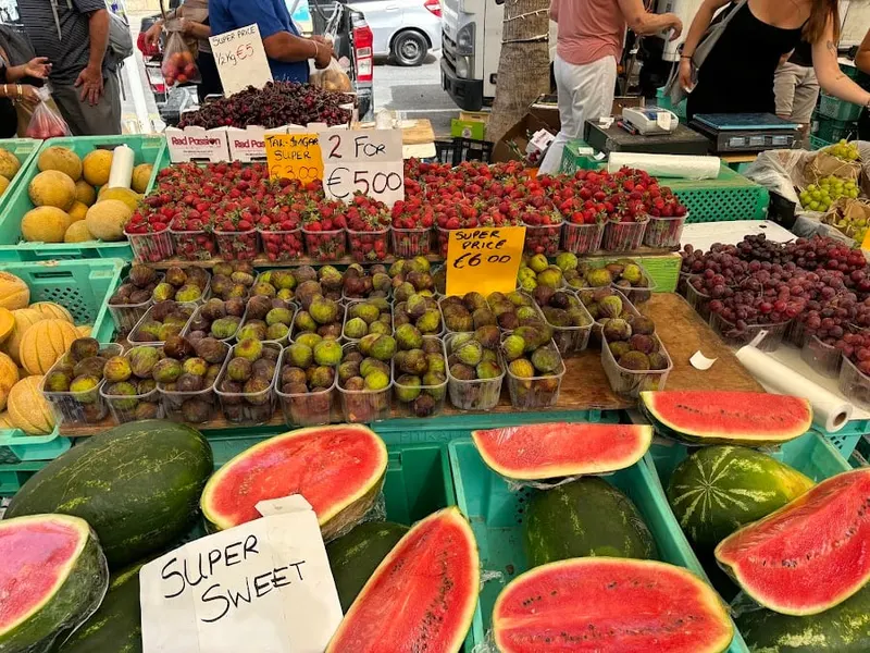 Görögdinnye és friss gyümölcs a marsaxlokki piacon