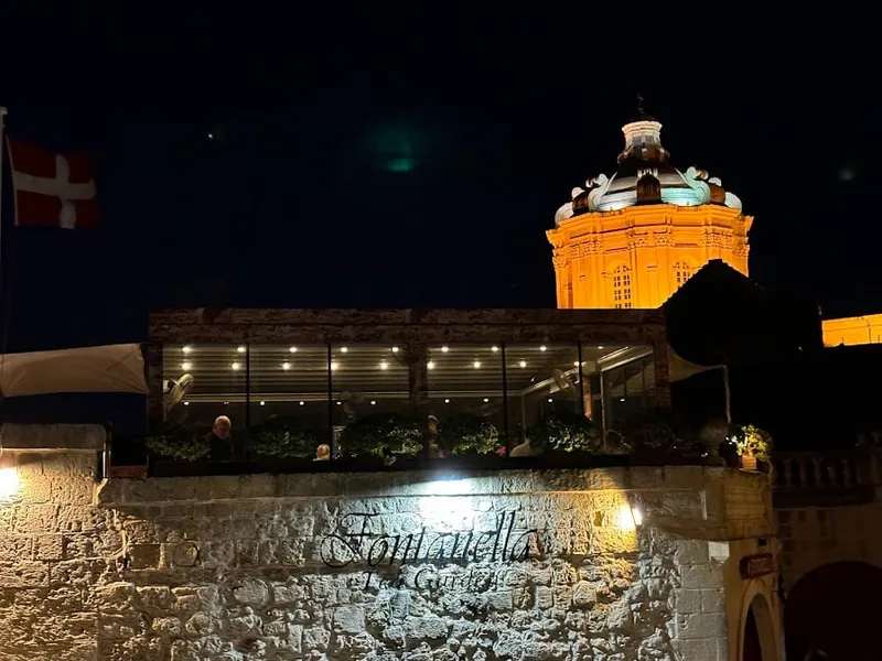 A Fontanella kávézó terasza Mdina bástyáján este