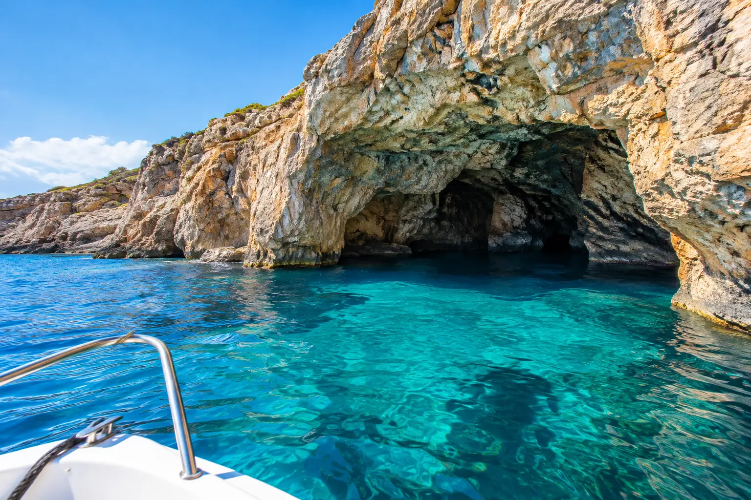 Comino barlangjainak hajós bejárása közelről